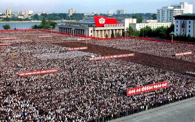 PYONGYANG - Massabijeenkomst in Noord-Korea. De Verenigde Staten vrezen een raketaanval van het land. Foto EPA