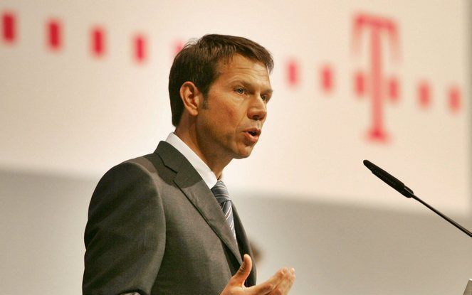 BERLIJN - Telecomgigant Deutsche Telekom is betrokken bij het bespioneren van personen. Topman René Obermann zei „diep geschokt” te zijn door de affaire. Foto EPA