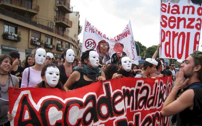 Duizenden scholieren, studenten, leraren en andere onderwijsmedewerkers zijn donderdag in Rome opnieuw de straat opgegaan om te protesteren tegen onderwijshervormingen. Foto EPA