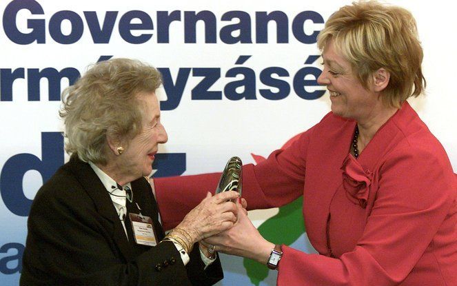 De Zuid-Afrikaanse Helen Suzman, een van de meest prominente blanke bestrijders van de apartheid, is donderdag op 91-jarige leeftijd overleden. Dat meldde het Zuid-Afrikaanse persbureau SAPA. Foto EPA