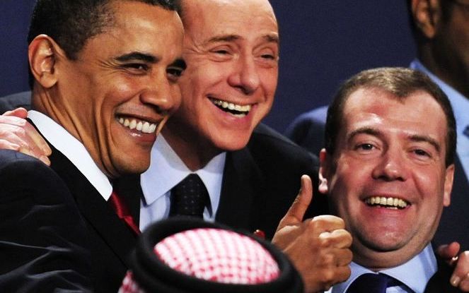 LONDEN – De Amerikaanse president Barack Obama (l.), de Italiaanse premier Silvio Berlusconi (m.) en de Russische president Dmitry Medvedev tijdens een onderonsje op de donderdag gehouden G-20-top. De regeringsleiders van de twintig grootste industrieland