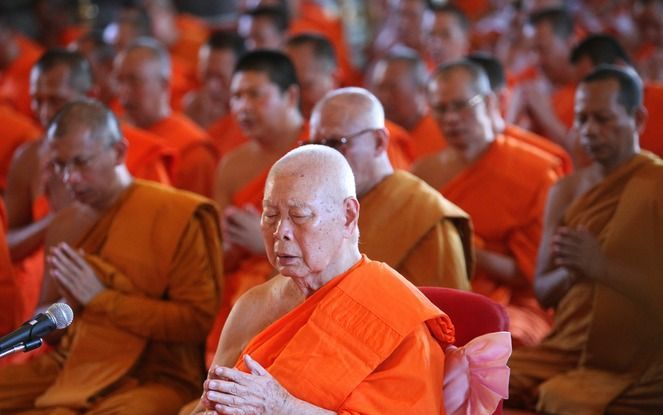 BANGKOK – Vrijwel alle 65 miljoen inwoners van Thailand maken zich deze dagen zorgen om de gezondheidstoestand van hun koning, de 81–jarige Bhumibol Adulyadej. Hij ligt al 26 dagen in het ziekenhuis en zou inmiddels aan de beterende hand zijn, nadat hij e