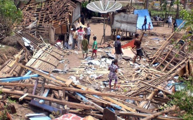 BIMA – Deze maand trof een aardbeving Bima, Indonesië. „Mensen worden bang door de rampen, en kijken daarom ”2012”.” Foto EPA