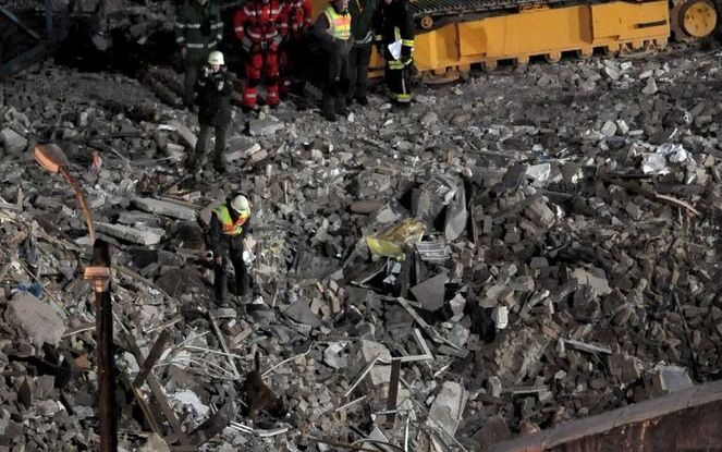 Reddingswerkers zoeken in het puin nadat het Historisch Stadsarchief in Keulen is ingestort. Foto EPA