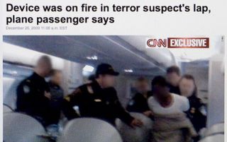 RIJSWIJK - Screengrab van cnn.com. De website van CNN toont een foto van de arrestatie van de 23-jarige Nigeriaan Farouk Abdulmutallab, die vrijdagavond heeft geprobeerd een toestel van Northwest Airlines op te blazen, dat van Schiphol onderweg was naar n