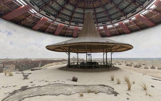 Het beroemde schilderij van Hendrik Willem Mesdag met een panorama van het strand, de duinen en het dorp Scheveningen loopt rond. Bezoekers kunnen het 120 meter brede schilderij vanuit het midden bewonderen. Het museum in Den Haag waar het kunstwerk te be