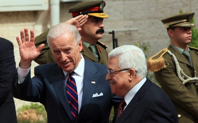 De Amerikaanse vicepresident Biden (l.) en de Palestijnse president Abbas. Foto EPA