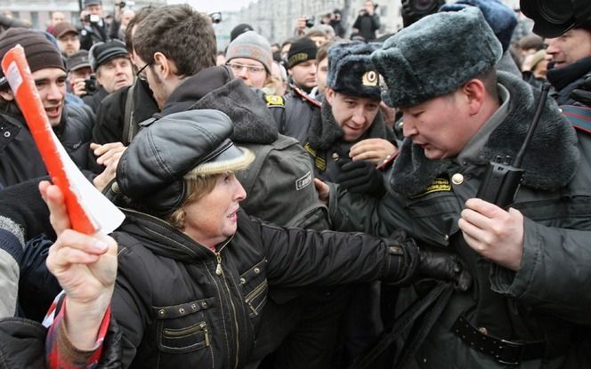 De politie grijpt in tijdens een demonstratie tegen premier Vladimir Poetin. Foto EPA