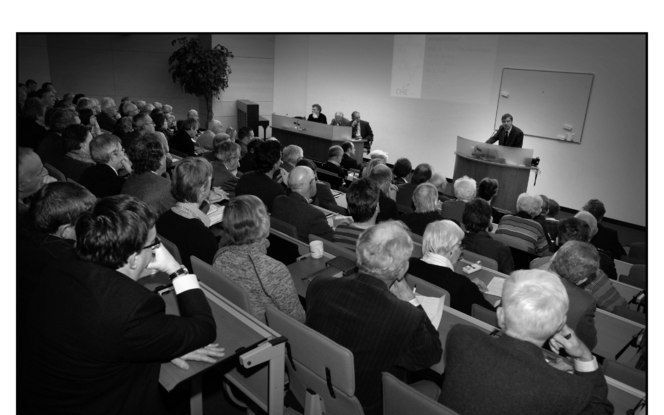 EDE – Op de Christelijke Hogeschool Ede werd dinsdagavond een debatavond gehouden rond het thema ”Verbondenheid met Israël, onopgeefbaar?” De discussie had plaats tussen de Nederlands gereformeerde emeritus predikant ds. H. de Jong uit Zeist, de gereforme