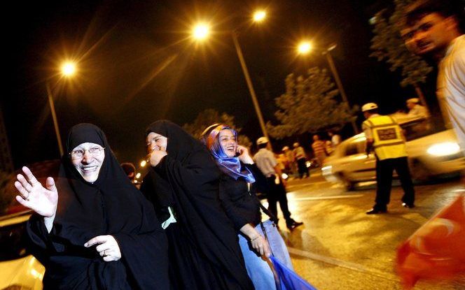 Feest in de straten van Istanbul, juli 2007, nadat de AKP-partij de Turkse verkiezingen heeft gewonnen. Foto EPA