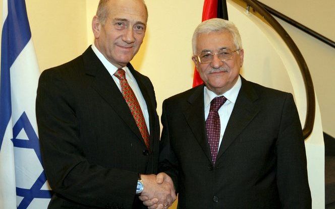 Voor het eerst in bijna twee maanden voeren de Palestijnse president Mahmoud Abbas en de Israëlische premier Ehud Olmert weer overleg. Foto EPA