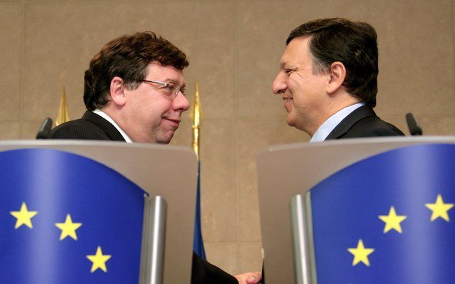 BRUSSEL – De Ierse premier Brian Cowen (links) donderdag samen met de president van de Europese Commissie, José Manuel Barroso, vlak voor een persconferentie op het EU hoofdkantoor in Brussel. De regeringsleiders van de 27 EU landen gaven Ierland gisterav