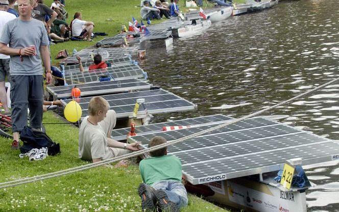 De Delta Lloyd Solarboat van de Technische Universiteit (TU) in Delft heeft dinsdag ook de tweede etappe van de Friese zonnebootrace gewonnen. Foto ANP