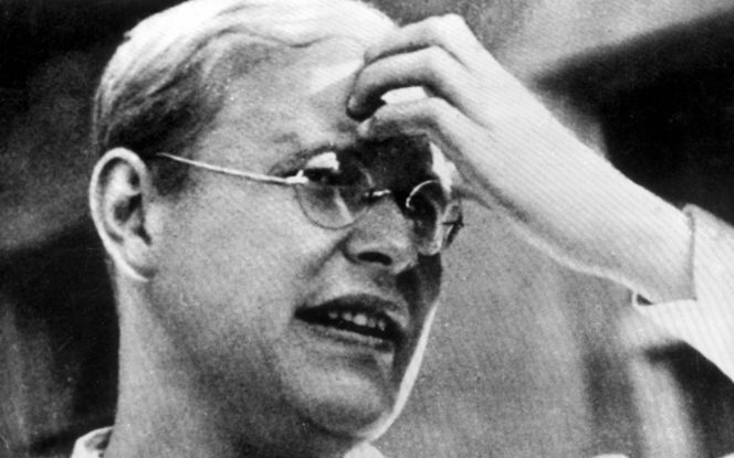 „Tegenover het kwaad van de nazi’s wist Dietrich Bonhoeffer dat niets doen erger was dan iets doen. Met vrezen en beven nam hij deel aan een samenzwering tegen Hitler. De mogelijkheid aangrijpen om te doen wat hij kon, was voor hem gehoorzaamheid aan Chri