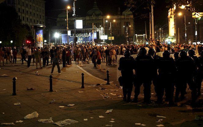 Tijdens protesten in Belgrado tegen de arrestatie van Karadzic moet de politie optreden om grote ongeregeldheden te voorkomen. Foto EPA