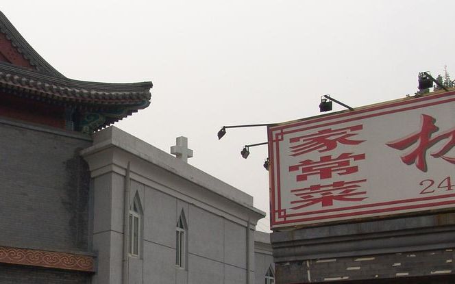 „De Geest van God werkt op een bijzondere manier in China. Ongeregistreerde gemeenten worden meestal als ”ondergrondse kerken” aangeduid, maar deze term is niet langer van toepassing.” Foto: het gebouw van de officiële Drie Zelfkerk in Peking. Foto Bram v