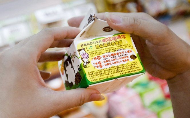 HONGKONG – Een supermarktklant controleert een melkproduct in het Chinese Hongkong. Consumenten zijn argwanend bij de aanschaf hiervan nu Chi nese autoriteiten in zuivelproducten van 22 fabrikanten sporen hebben gevonden van het giftige melamine. Foto EPA