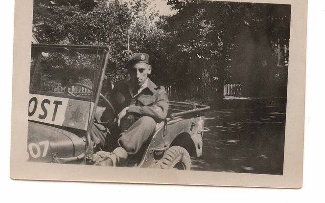 DEN HAAG – De Canadese veteraan E. Cullum tijdens de bevrijding van Nederland. Een nooit verstuurde brief van hem aan de gemeente Den Haag is maandag na 61 jaar alsnog aangekomen. - Foto privéarchief Familie Cullum