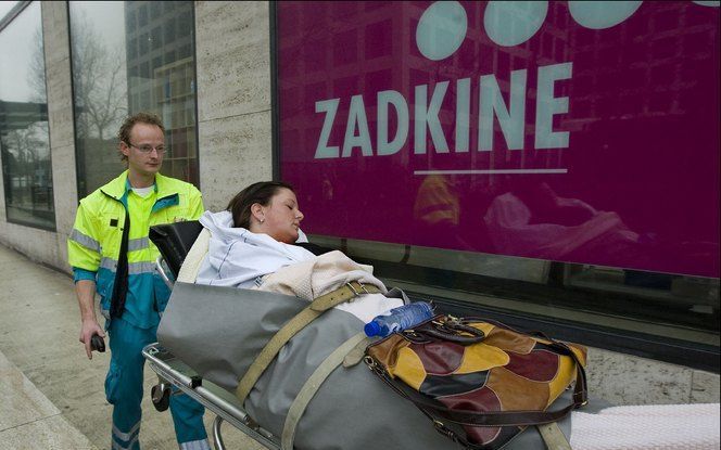 Acht vrouwelijke leerlingen en een docente van Zadkine werden naar verschillende ziekenhuizen gebracht voor controle. Ze konden daarna naar huis. Foto ANP