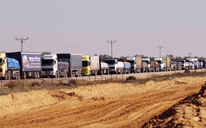 Israelische trucks met hulpgoederen staan opgesteld bij de Gazastrook. De hulpgoederen zijn bedoeld voor de Palestijnen. Foto EPA