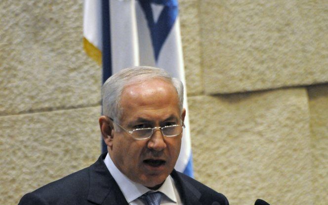 TEL AVIV (ANP) – Benjamin Netanyahu heeft dinsdag zijn regering in de Knesset, het parlement in Israël, gepresenteerd. De rechtse politicus van de partij Likud (Eenheid), de grote winnaar van de parlementsverkiezingen in februari, wordt na tien jaar opnie