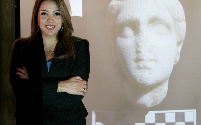 Kath­leen Martinez, een egyptologe uit de Dominicaanse Republiek, maakt woensdag tijdens een persconferentie bekend dat een team archeologen mogelijk het graf van koningin Cleopatra heeft gevonden. Foto EPA