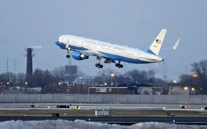 Het vliegtuig van de Amerikaanse president. Op de foto stijgt het toestel net op van Midway Airport in Chicago. Foto EPA