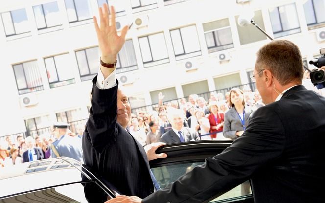 Jaap de Hoop Scheffer zwaait als hij voor de laatste keer het NAVO-hoofdkantoor in Brussel verlaat. Foto EPA