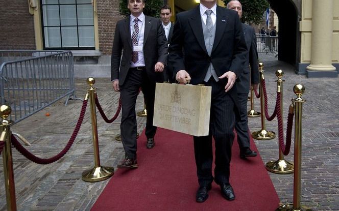 Minister van Financiën Bos wandelt dinsdag met het koffertje over het Binnenhof naar de Tweede Kamer. Foto ANP