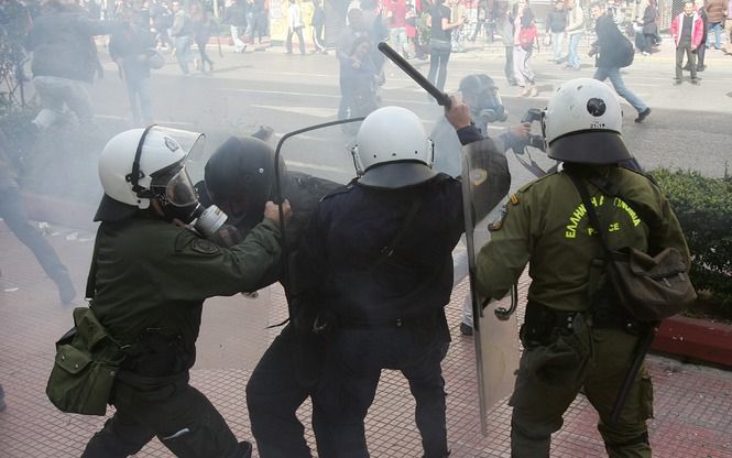 De Griekse oproerpolitie raakte vrijdag slaags met betogers. Foto EPA