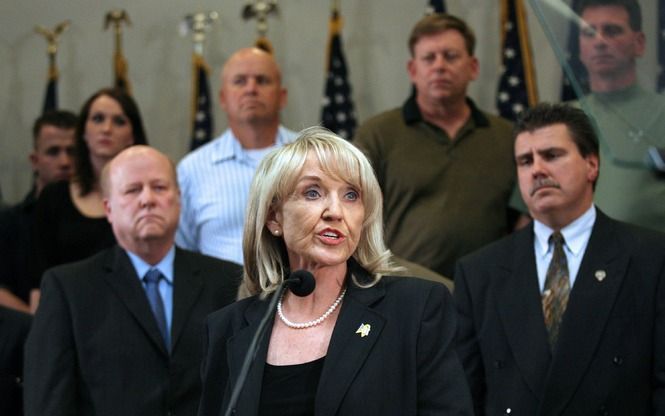 WASHINGTON/PHOENIX - Gourverneur Jan Brewer van Arizona zette vrijdag haar handtekening onder een omstreden immigratiewet, die volgens critici zal leiden tot discriminatie van latino's. Foto EPA