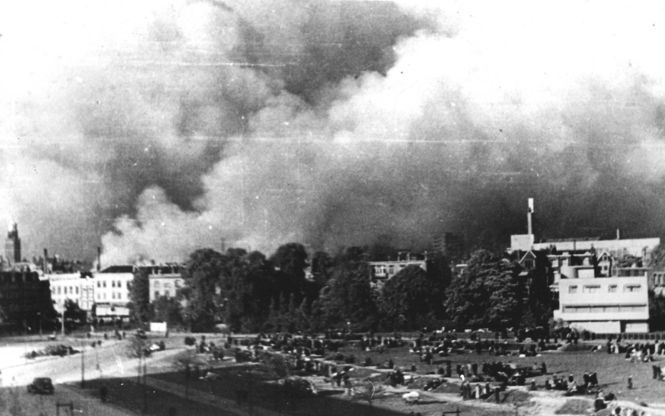 ROTTERDAM – Rookwolken tijdens bombardementen op Rotterdam. De foto is genomen vanaf het Unilevergebouw. De 14-jarige Aartje Slob overleefde de verschrikking op het Noordereiland, een paar honderd meter vanaf het centrum van Rotterdam. Zij en haar familie