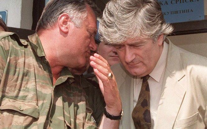 Ratko Mladic (l.), samen met Radovan Karadzic. Foto EPA