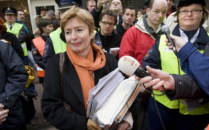 DEN BOSCH - Minister Ter Horst (Binnenlandse Zaken) is maandag in Den Bosch ontvangen door enkele tientallen stakende politieagenten. De actievoerders stopten haar dienstauto en brachten haar met een touringcar naar haar afspraak op het stadhuis. Bij het 