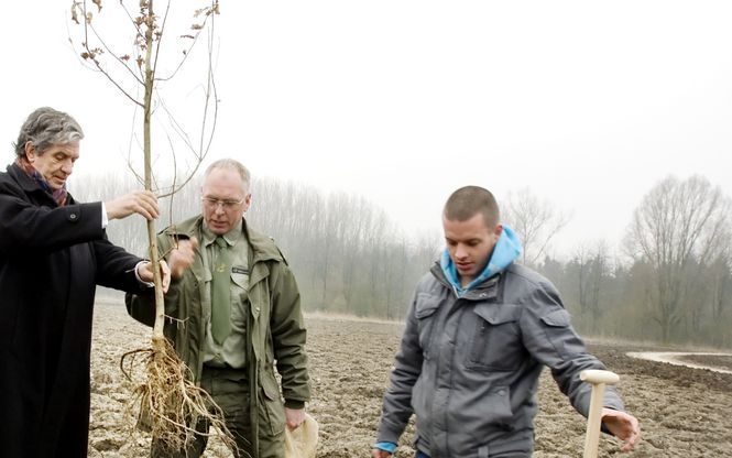 BIDDINGHUIZEN - „Een symbolische actie”, zo noemt Natuurmonumenten de aanplant van een klimaatbos van vijftig voetbalvelden groot in Biddinghuizen. Donderdag plantte voorzitter Veerman de eerste boom. „Door mensen bewust te maken van hun energiegebruik ku