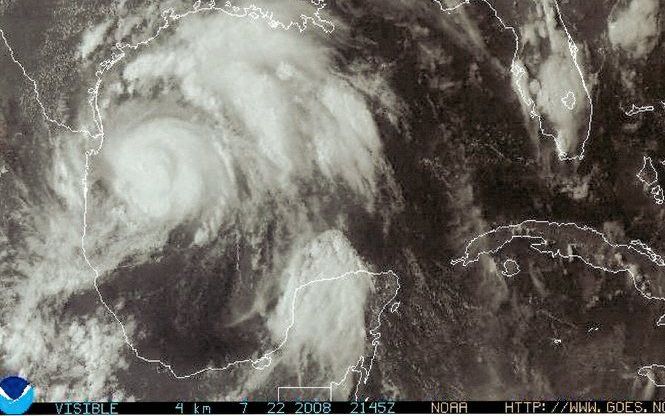 Dolly is een orkaan van de eerste en minst zware categorie en geldt als zwak. Meteorologen zijn evenwel bang voor zware regenval tot 25 centimeter. Dat kan overstromingen veroorzaken. De zware storm werd woensdag rond het middaguur verwacht in het grensge