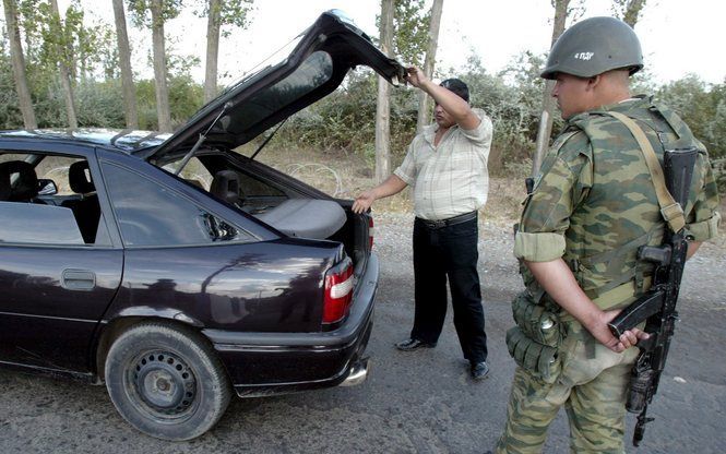 KARALETI – Een Russische soldaat neemt de wacht waar bij een controlepost in Karaleti, dicht bij de stad Gori. President Medvedev beloofde begin deze week alle troepen terug te trekken uit Georgië, maar maakte later bekend dat hij ze handhaaft in de omstr