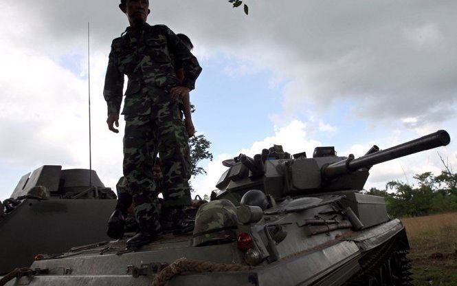 PHNOM PENH – Thaise militairen bemannen een tank in het grensgebied met Cambodja. De legers van beide landen raakten woensdag opnieuw slaags rond een omstreden tempelcomplex dat beide staten als hun eigendom claimen. Foto EPA