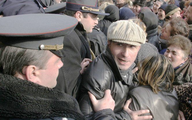 TBILISI – Ruim 2500 betogers hebben zondag in de Georgische hoofdstad Tbilisi gedemonstreerd. Daar werd het aftreden van president Michail Saakasjvili geëist. Juristen, journalisten, leraren, artsen en anderen verzamelden zich in het centrum van de stad o