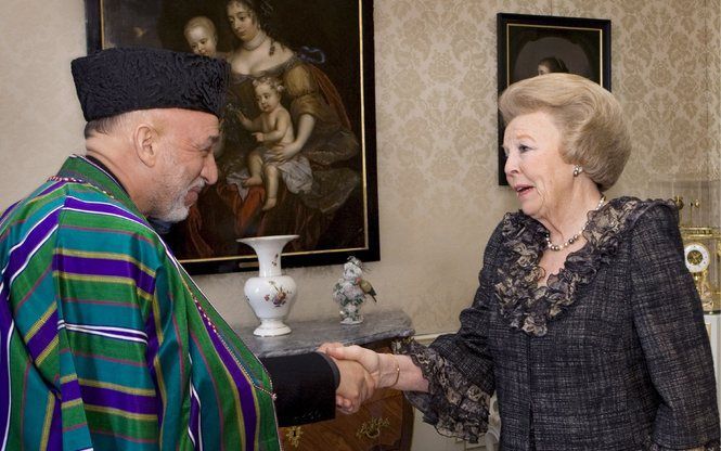 DEN HAAG (ANP) – Koningin Beatrix heeft dinsdagmiddag de Afghaanse president Hamid Karzai ontvangen op paleis Huis ten Bosch. Foto ANP