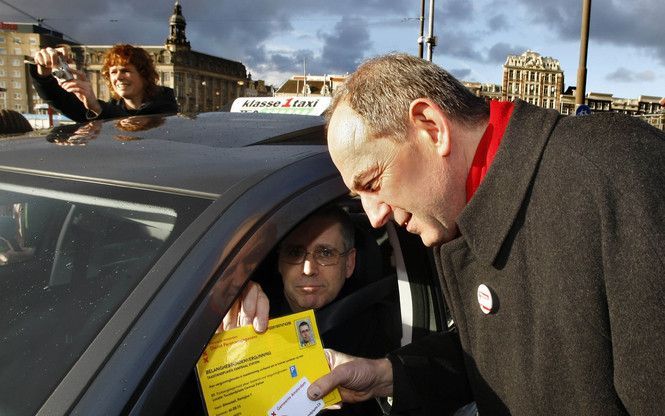 AMSTERDAM (ANP) – De VVD in Amsterdam pleit voor ingrijpende maatregelen om de problemen met taxi’s op de standplaats bij het Centraal Station (CS) tegen te gaan. Dat liet gemeenteraadslid Robert Flos maandag weten. Foto ANP