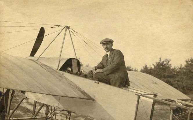 Hein van der Burg vliegt als eerste boven Nederland in een zelfgemaakt toestel.