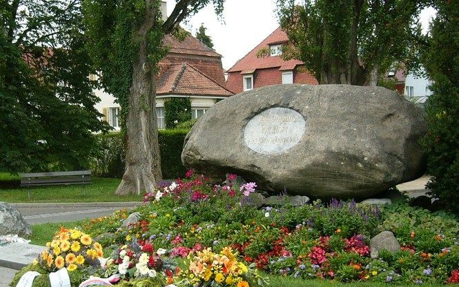 KONSTANZ – Een gedenksteen markeert de plaats in Konstanz waar de Tsjechische hervormer Johannes Hus ter dood werd gebracht. Foto H. Boele