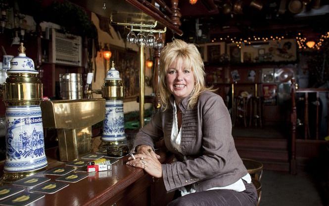 Portret van Marina Bosman in haar cafe 'Ons Cafeetje' in Leiden. Haar flamboyante optreden bij Pauw &amp; Witteman maakte van de cafehoudster de bekendste tegenstander van het rookverbod. Foto ANP