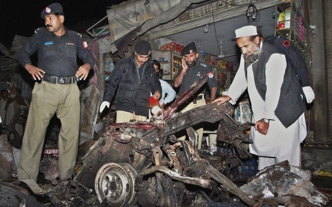 CHARSADDA - Zeker dertig mensen kwamen om het leven en circa honderd raakten gewond toen een bomauto explodeerde. Foto EPA