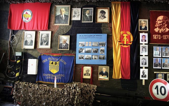 „Wat de partij besluit, wordt werkelijkheid”, staat op het blauwe fotopaneel. De muur met deze ‘collage’ is te vinden in de DDR-overlevingsbunker in Frauenwalde. Foto's RD, Henk Visscher