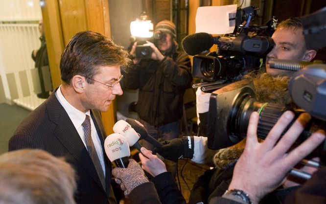 DEN HAAG - Minister Verhagen van Buitenlandse Zaken stond zaterdagochtend na de val van het kabinet op het Binnenhof in Den Haag de media te woord. Foto ANP