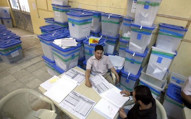 BAGDAD – De verkiezingen in Irak lijken steeds meer uit te draaien op een nek–aan–nek race tussen het blok van zittend premier Nuri al–Maliki en de seculier nationalistische beweging Iraqiya van de oud–premier Iyad Allawi. Foto EPA