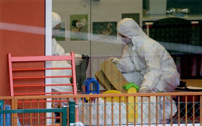 Technische rechercheurs in het kinderdagverblijf in het Belgische St. Gillis bij Dendermonde. Foto EPA