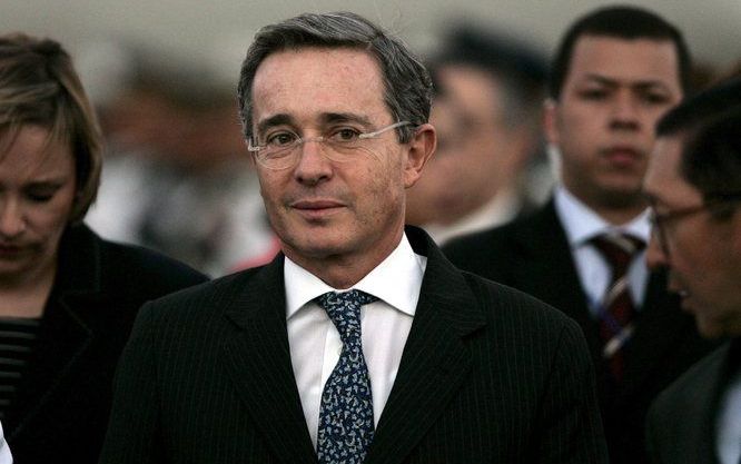 BOGOTA – De Colombiaanse president Alvaro Uribe laat gevangen leden van de FARC vrij, zodra de guerrillabeweging is begonnen met het vrijlaten van de tientallen mensen die het in gijzeling heeft. Een van de eerste gijzelaars die van Bogotà zo snel mogelij